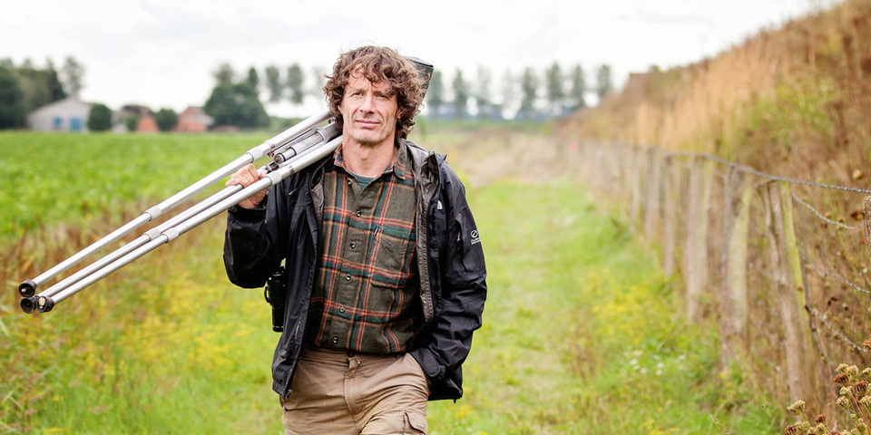 Dirk Draulans in de natuur met een cameratoestel